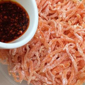 将调好的料汁倒入胡萝卜丝中