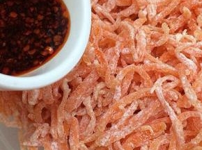将调好的料汁倒入胡萝卜丝中