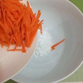 第一次：秤出25克淀粉，将胡萝卜丝倒入