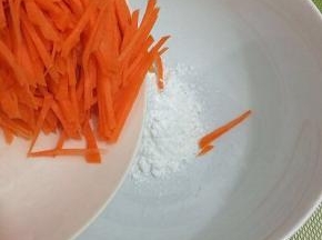 第一次：秤出25克淀粉，将胡萝卜丝倒入