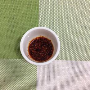 调料汁：将生抽、香油和辣椒油放在一起搅拌均匀