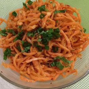 上面放入少许葱和香菜搅拌均匀即可