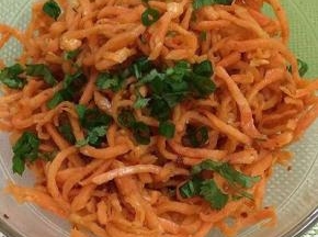上面放入少许葱和香菜搅拌均匀即可