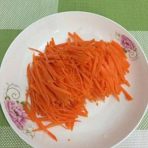 将胡萝卜切成丝