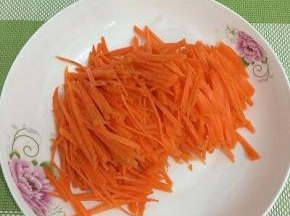 将胡萝卜切成丝