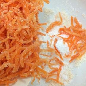 第三次秤出20克淀粉，再将胡萝卜丝倒入