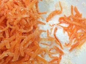 第三次秤出20克淀粉，再将胡萝卜丝倒入