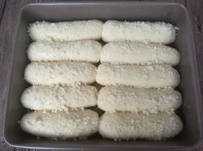 面团发酵到2.5——3倍大，取出刷蛋液，撒上香酥奶粒，送入烤箱以上下火175度烘烤18分钟即可。