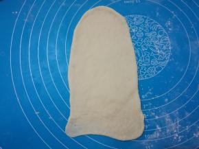 取一个小面团，擀薄。