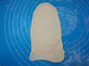 取一个小面团，擀薄。