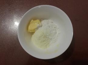 制作香酥奶粒。所有材料放入碗内。