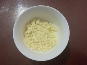 用手搓成小颗粒（用不完冰箱还可下次用）