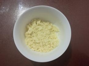 用手搓成小颗粒（用不完冰箱还可下次用）