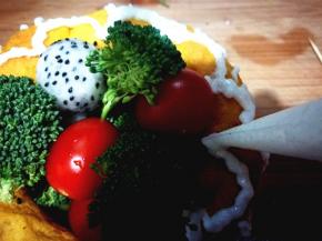 酸奶装裱花袋内，挤在杯子上装饰一下即可。