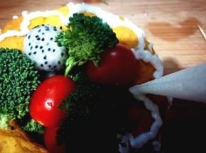 酸奶装裱花袋内，挤在杯子上装饰一下即可。