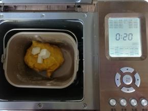 静置8分钟，加入黄油，再次启动面包机和面程序，设置20分钟。