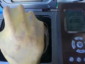 揉面结束，检查面团，轻松拉出薄膜。