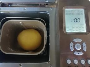 面团收圆，放回面包桶，启动面包机发酵程序，系统默认1小时。