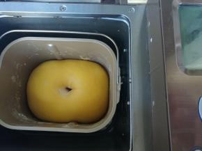 面团发酵到2倍大（大概需要45分钟左右）。用手指蘸干面粉戳个洞不回缩不塌陷发酵完成。