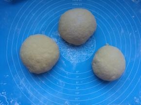 面团取出，分成三份，盖保鲜膜松弛10分钟。