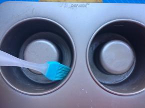 面团松弛期间，把黄油微波炉融化，刷在堡尔美克杯模具四壁。