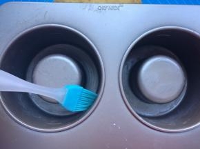 面团松弛期间，把黄油微波炉融化，刷在堡尔美克杯模具四壁。