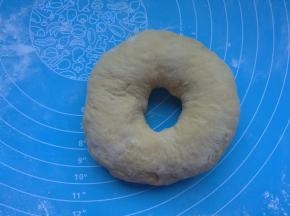 松弛好的面团，揉圆，中间挖个洞，做成圈。