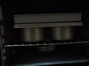 放进烤箱内，上面压个重点的烤盘，底下放一碗热水增加湿度。