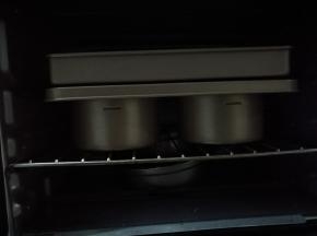 放进烤箱内，上面压个重点的烤盘，底下放一碗热水增加湿度。
