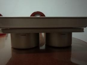 面团发酵到两倍大，取出（我这个发的有点大了，正值中午，睡着了嘿嘿~~烤盘黏在一起了，拿不下来了，）烤箱预热175度10分钟。