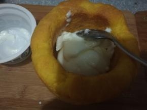 出炉后，脱模，因为刷了黄油脱模非常容易。杯子内装入酸奶，各种喜欢的蔬菜水果，或者各种果干，总之自己喜欢装啥就装啥。