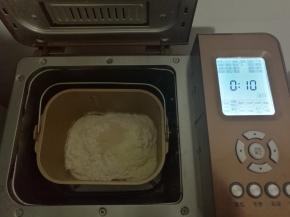 所有材料除黄油外，按照牛奶、蛋液、炼乳、盐、糖（盐和糖对角放），奶粉、高筋粉、最上面挖坑放酵母，启动面包机和面程序10分钟
