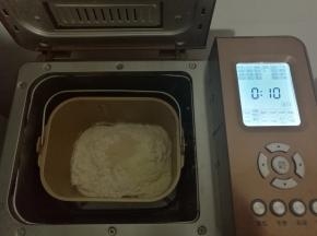 所有材料除黄油外，按照牛奶、蛋液、炼乳、盐、糖（盐和糖对角放），奶粉、高筋粉、最上面挖坑放酵母，启动面包机和面程序10分钟