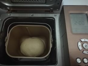 面团收圆，放回面包桶进行基础发酵。