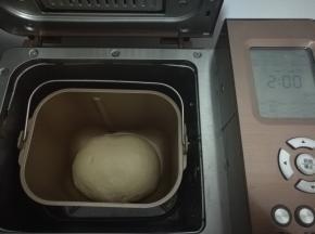 面团收圆，放回面包桶进行基础发酵。