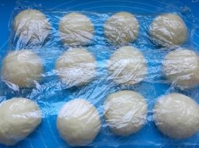 分割成12个小面团，盖保鲜膜松弛15分钟。