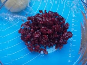 蔓越莓干切成小粒。