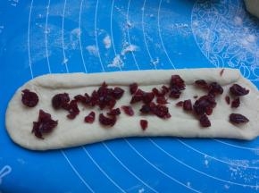 两边折进去，撒上蔓越莓干。