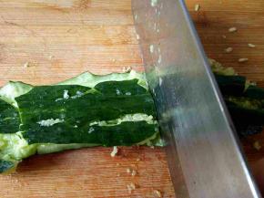 黄瓜整根拍碎，拍成这样即可，然后用刀切成段