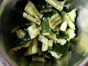 拍好的黄瓜放入拌菜盆中