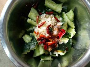 把所有配料放入拍好的黄瓜中，把炸好的辣椒和辣椒油一同放入，拌匀即可