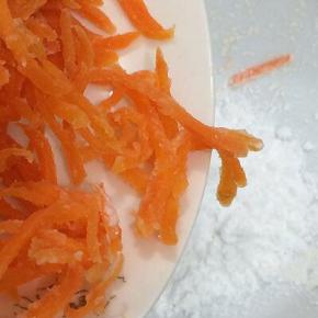 第二次秤出20克淀粉，将晾凉的胡萝卜丝倒入碗中