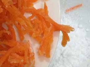 第二次秤出20克淀粉，将晾凉的胡萝卜丝倒入碗中