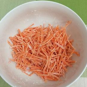 让胡萝卜丝均匀的裹上淀粉