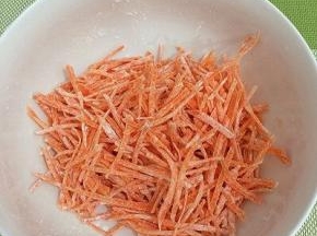让胡萝卜丝均匀的裹上淀粉