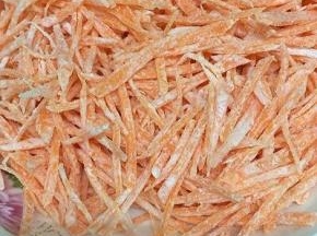 锅里加入适量的水烧开，将搅拌均匀的胡萝卜丝，放入锅中蒸三分钟