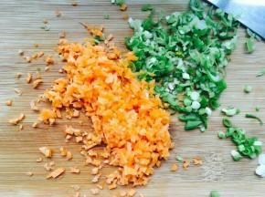 胡萝卜、葱花切碎。