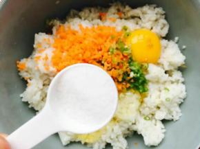 剩米饭、胡萝卜、香葱碎、盐混合均匀。
