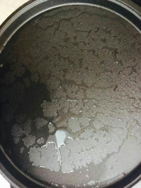 饼铛刷油，预热。