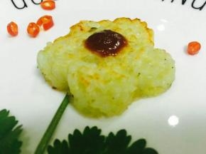 用模具做出花的形状，中间放蒜蓉辣酱。